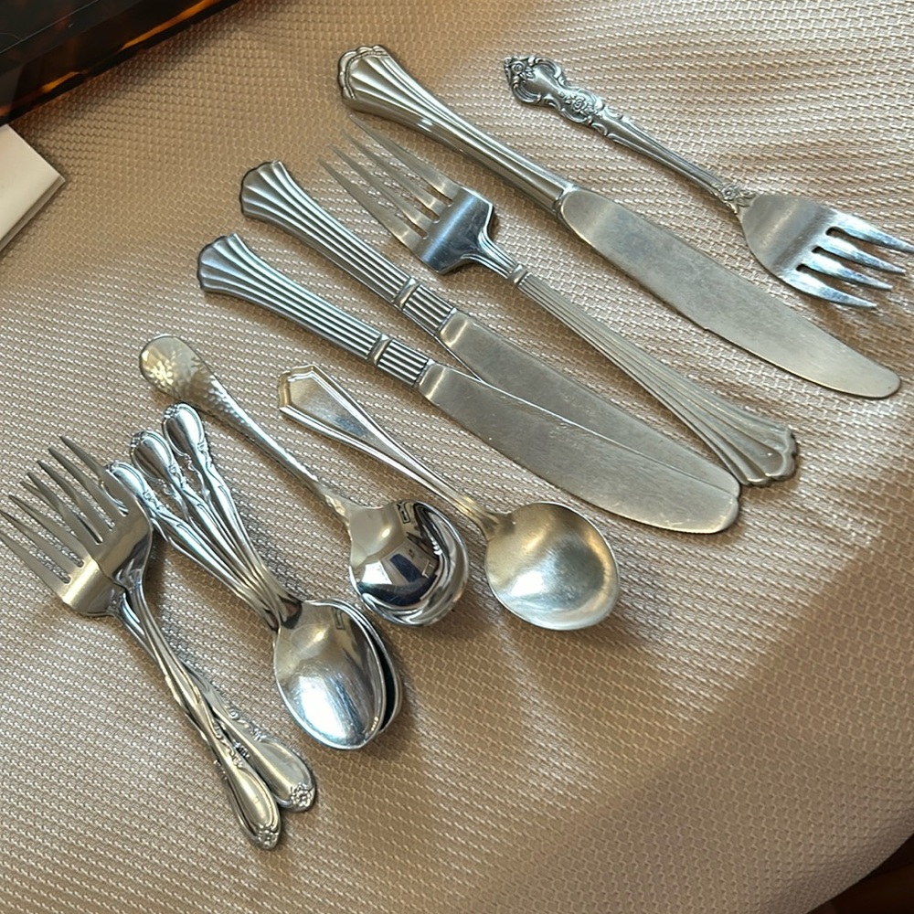 12 Flatware Utensils